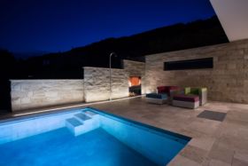 Grill Feuerstelle mit Swimmingpool